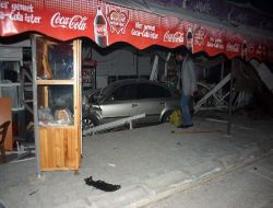 Kamyonete Çarpan Otomobil Markete Girdi: 2 Yaralı