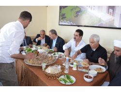 Tatlıses, Şanlıurfa’da Cami İnşaatının Demirini Bağladı!