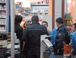 Soyguncu, Market Çalışanlarında Satır Ve Keser Görünce Kaçtı
