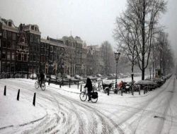 'Amsterdam'da Kar Kalınlığı 25 Santimetreyi Buldu, Trafik Kaosa Döndü'