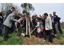 Kültür Derneğinden Okul Bahçesine Fidan Dikimi