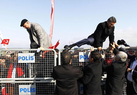 SİLİVRİ'DE HAKİM VE SAVCILARI KUŞATMA