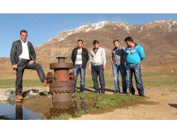 Bitlis'de 34 Yıl Önce Bulunan Petrol, Topraktan Sızıp Derelere Karışıyor