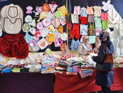 Ev Hanımlarından Öğrenciler Yararına Kermes