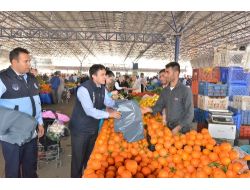 Antalya Konyaaltı'nda Pazar Yeri Esnafına Çöp Poşeti Dağıtılıyor