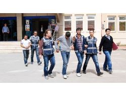 Esrar Dolu Aracı Kilitleyip Kaçtılar