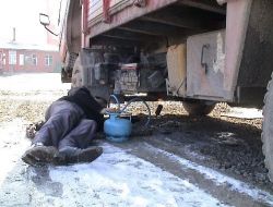 Ardahan'da Donan Araçlar Piknik Tüpüyle Isıtılıyor