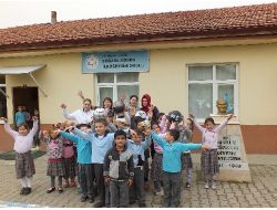 Bjk Taraftarları Derneği Kadın Kolları Öğrencilere Top Hediye Etti