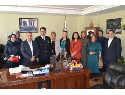 Kogiad’lı Kadınlardan Polislere Karanfil