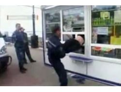 Kafası Soyduğu Büfenin Penceresine Sıkışan Hırsızın Zor Anı