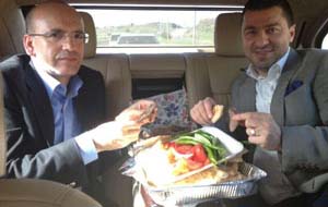 Makam otomobilinde kebap keyfi