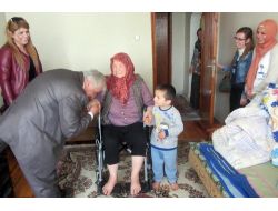 Engellilere Tekerlekli Sandalye Hediyesi