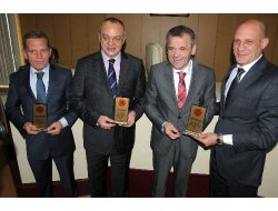 Manisa'da Mesir Festivali’ne Destek Olanlara Plaket Verdi