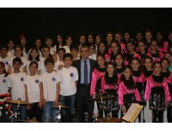 Polisin 'Taş Atan' Çocuklardan Kurduğu Koro, 4 Dilde Barışı Seslendiriyor