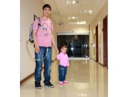 Kalp Nakledilen Melek Taburcu Olduktan Sonra İlk Kez Çimlerde Yürüdü