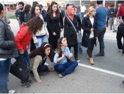 Okul Önünde Üniversite Öğrencisine Otobüs Çarptı, Arkadaşları Yolu Kapattı