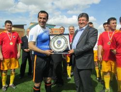 Candan Erçetin, Özel Harekat Timinin Namlusuna Karanfil Taktı