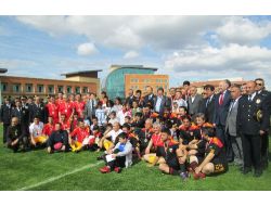 Polisle Basın Arasındaki Dostluk Maçında Bünyamin Gezer Düdük Çaldı