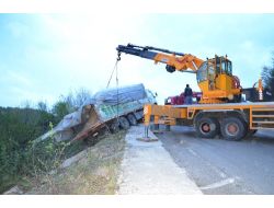 Hammadde Yüklü Kamyon Uçuruma Yuvarlanmaktan Son Anda Kurtuldu