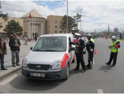 Polisden Sürücülere Karanfilli Emniyet Kemeri Uyarısı