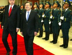 Kırgızistan'da Resmi Törenle Karşılandı