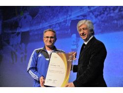 Fikret Kadıoğlu Ödülünü Aldı