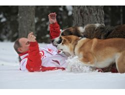 Putin Köpekleri İle Karda Stres Attı!