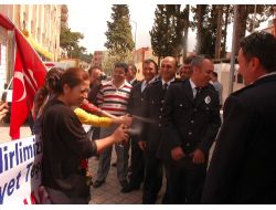 Kadirli'de Polise Toplu Parfüm Sıkmalı Bayram Kutlaması