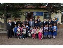 Polis Amcalarından Köy Çocuklarına Kırtasiye Yardımı