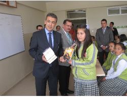 Öğrencilere Kitap Hediye Edildi