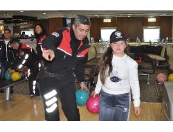 Polisler Otizmli Ve Zihinsel Engelli Çocuklarla Bowling Oynadı