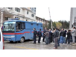 Mahkemenin Kararını Beğenmeyen Pkk/kck’lılar Salonda Zorla Çıkartıldı