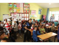 Polislerden Öğrencilere Yardım