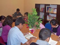 Öğretmen Ve Köy İmamı El Birliği Yaptı Okula Kütüphane Kuruldu