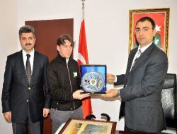 Gürcü Öğrenciler, Çorum Valisi'ne Atatürk Fotoğrafı Hediye Etti