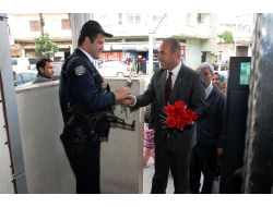 Başkan Sözlü'den Polislere Çiçek