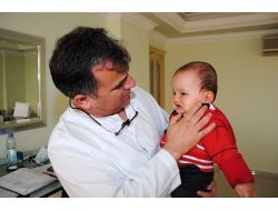 Bebeklerin Emziğine Bal, Pekmez Ve Şeker Sürmek Dişlerini Çürütüyor