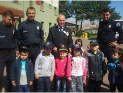 Lara Koleji Öğrencilerinden Polislere Tatlı İkramı