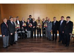 Adana Demirspor’un Efsane Futbolcularına Vali Coş’tan Plaket