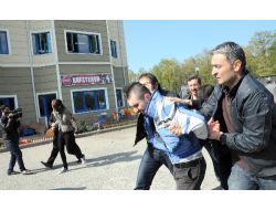 Polisle Çatışan Öğrenciler Kendilerini Fakülte Binasına Kilitledi