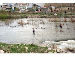 Azgın Sulara Kapılan Çocuk Yaşam Savaşı Veriyor