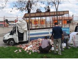 Kamyonetin Tavanındaki Zuladan Kaçak Sigara Çıktı