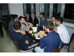 Vali Özçimen, Yurtta Kalan Öğrencileri Dinledi