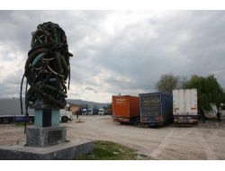 İsrailli Sanatçının Yaptığı Deprem Anıtı Tır Garajının Ortasında Kaldı