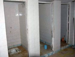 Plajdaki Tuvaletin Kapıları Çalındı