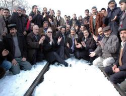Chp Ardahan Milletvekili, Ermenistan Sınırında Raylara Oturup Eylem Yaptı