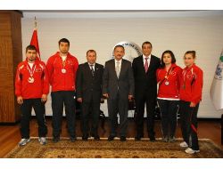 Başkan Özhaseki, Sporcuları Altınla Ödüllendirdi