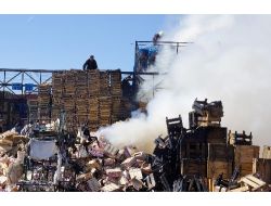 Haldeki Meyve-sebze Kasaları Yandı