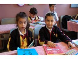 Vali Toprak, Diyarbakırlı Çocuklara Boyama Kitabı Dağıttı