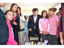 Toroslu Öğrenciler Hediyelerini Milletvekili Enç'in Elinden Aldı